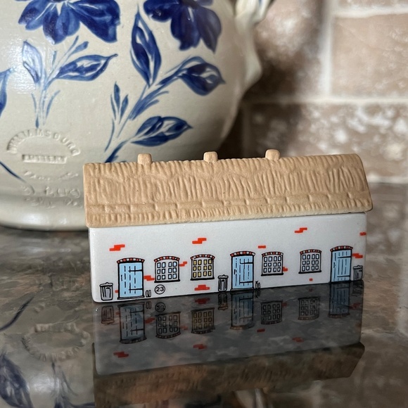 Vintage Miniature / Mini Whimsy on  Wade England Ceramic Cottage House - Picture 2 of 5